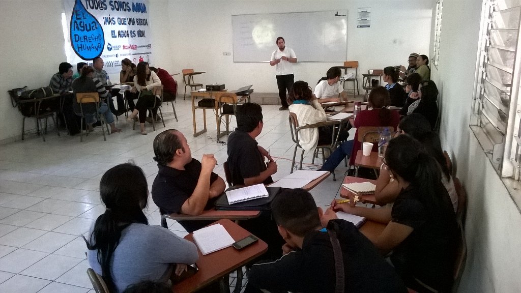 ActivistaES's tweet photo. Alejandro Labrador de @PGElSalvador facilita el debate grupal sobre la Cumbre de los Pueblos 2015 https://t.co/5wejAImvt4
