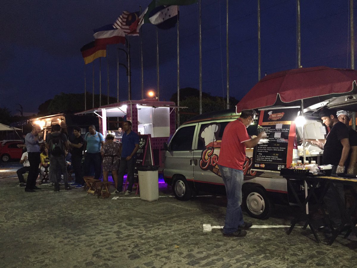 ComunicacaoFg's tweet photo. E para ficar ainda melhor teremos muitos food's trucks para agradar o pessoal #soufg #comunicacaofg 
Eq. Rayllane https://t.co/Utd9Yp83mf