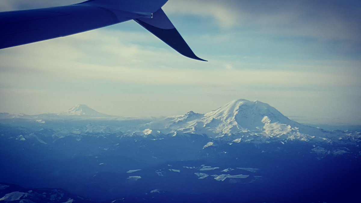 It doesn't get any more beautiful than this. @AlaskaAir #MountRainier #MountAdams #Nature #wow
