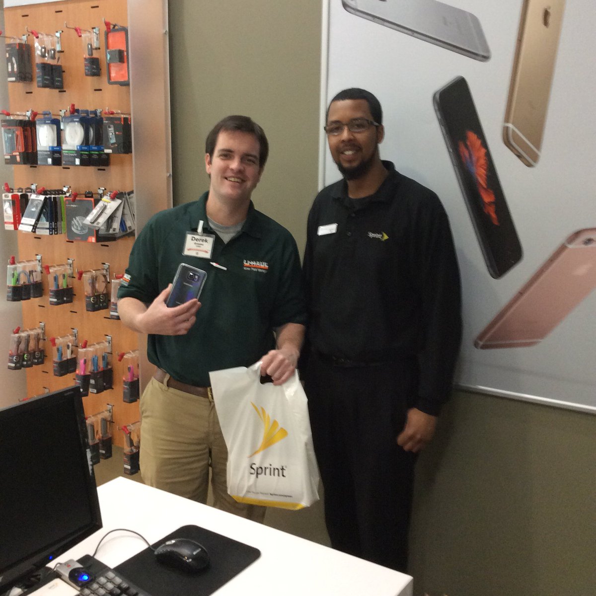 SprintAttleboro's tweet photo. Happy Sprint Family Members always welcome. Enjoy your new Note 5!! @sprintbynexgen @greigsprint @MollockSprint https://t.co/GyMzAtlNQQ