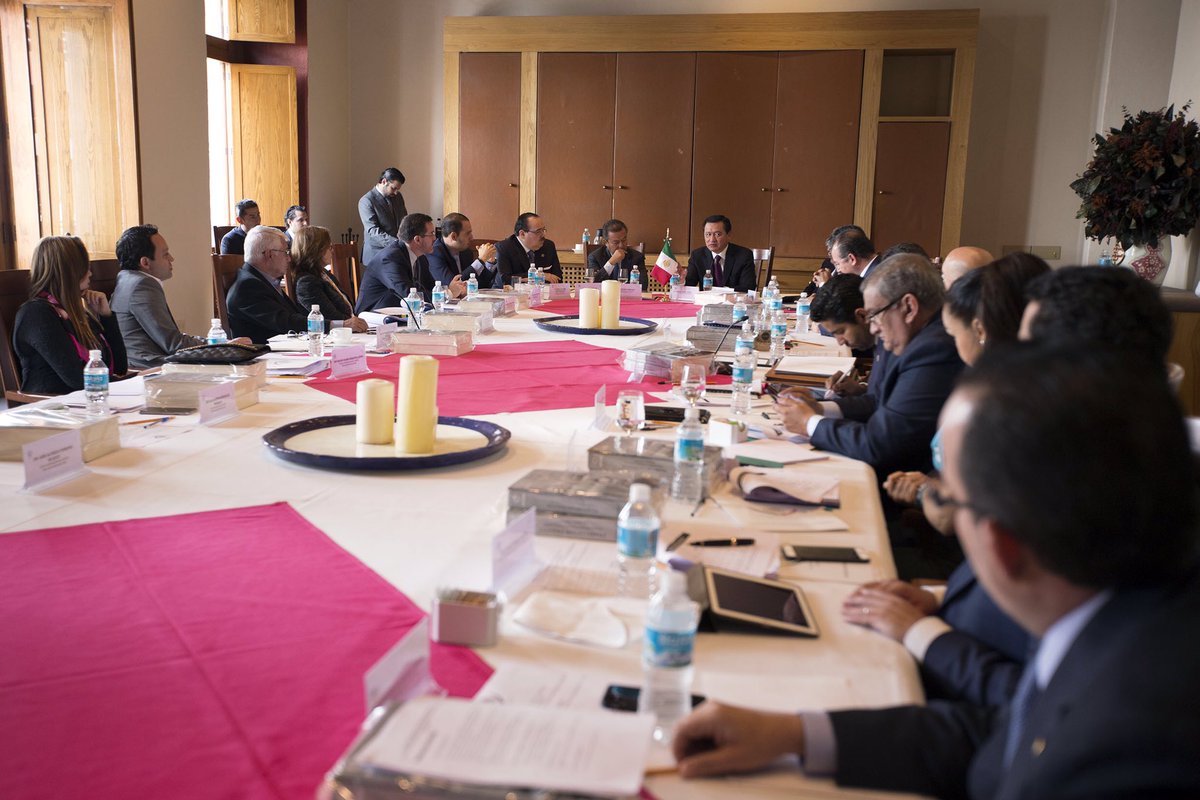 osoriochong's tweet image. Escuchando y dialogando avanzamos en acuerdos que le sirvan a México. Gracias integrantes de #JUCOPO @Mx_Diputados.