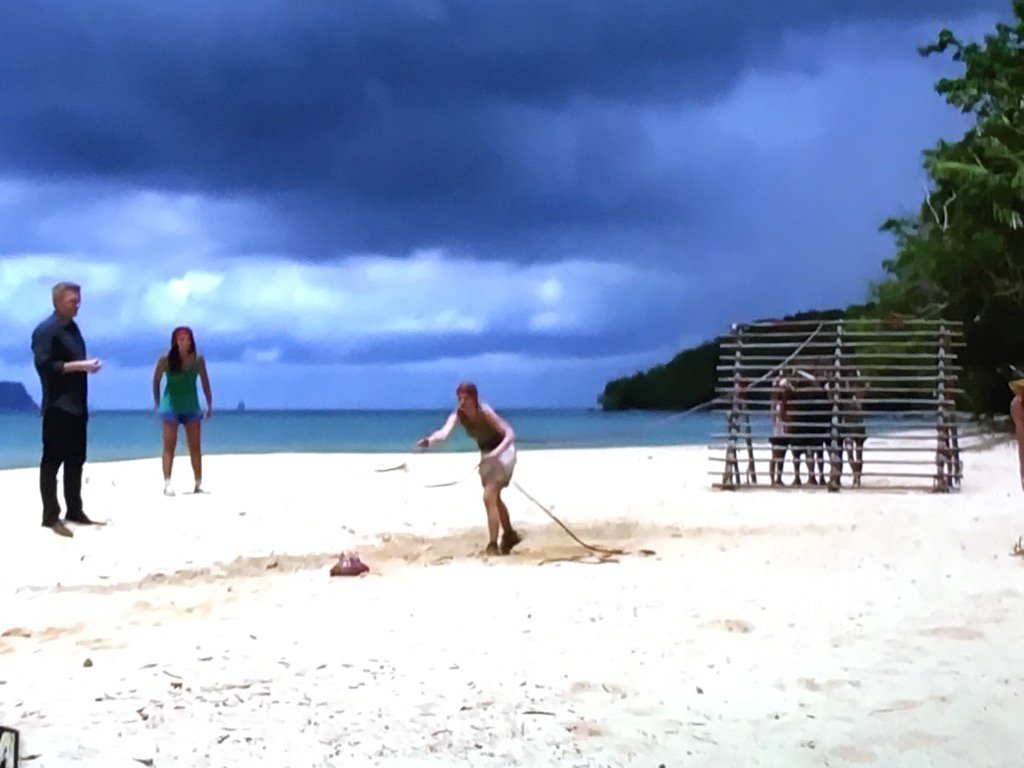 seymourbarrient's tweet photo. RT https://t.co/2dPcuP3kse 1 qui bosse et 15 qui regardent. Comme dans les travaux publics. #KohLanta https://t.co/Oq7tiS2tL3