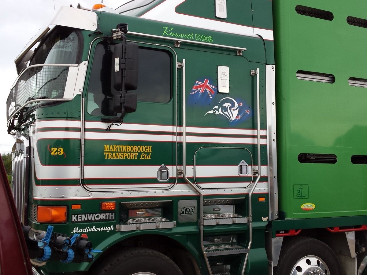 GW_Brewday's tweet image. Action happening at Brewday paddock....quite a bit of wind so bring a top! Wind break going in now!!