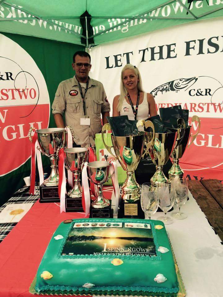 SMPwUK's tweet photo. Pyszny tort oraz puchary Spinningowych Mistrzostw Polonii w UK 2015 https://t.co/TxNxxSTeCC