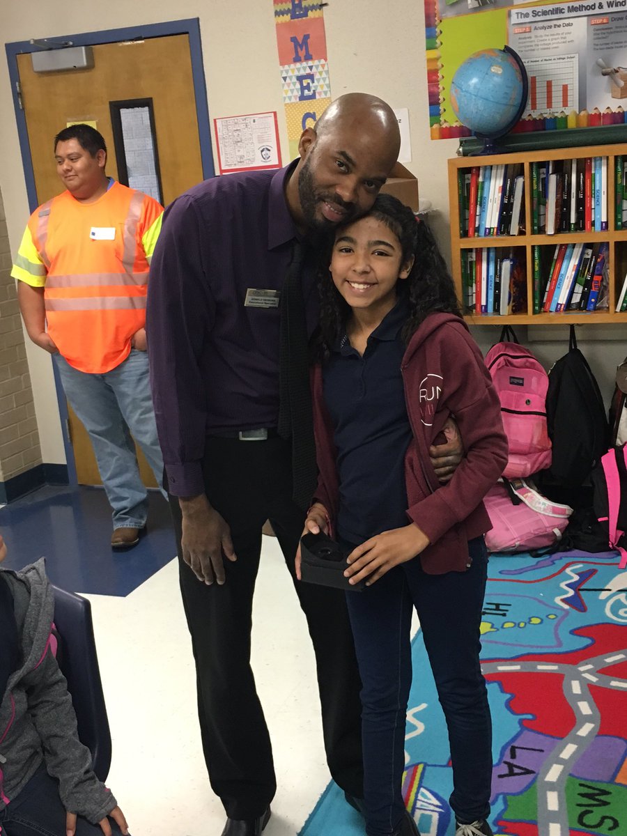 MsAnnaLopez8's tweet photo. Career day at @NISDEsparza ! All about technology #GoogleCardboard #VirtualReality  @billy_navin @KypurosLisa https://t.co/f9ecEUICAv