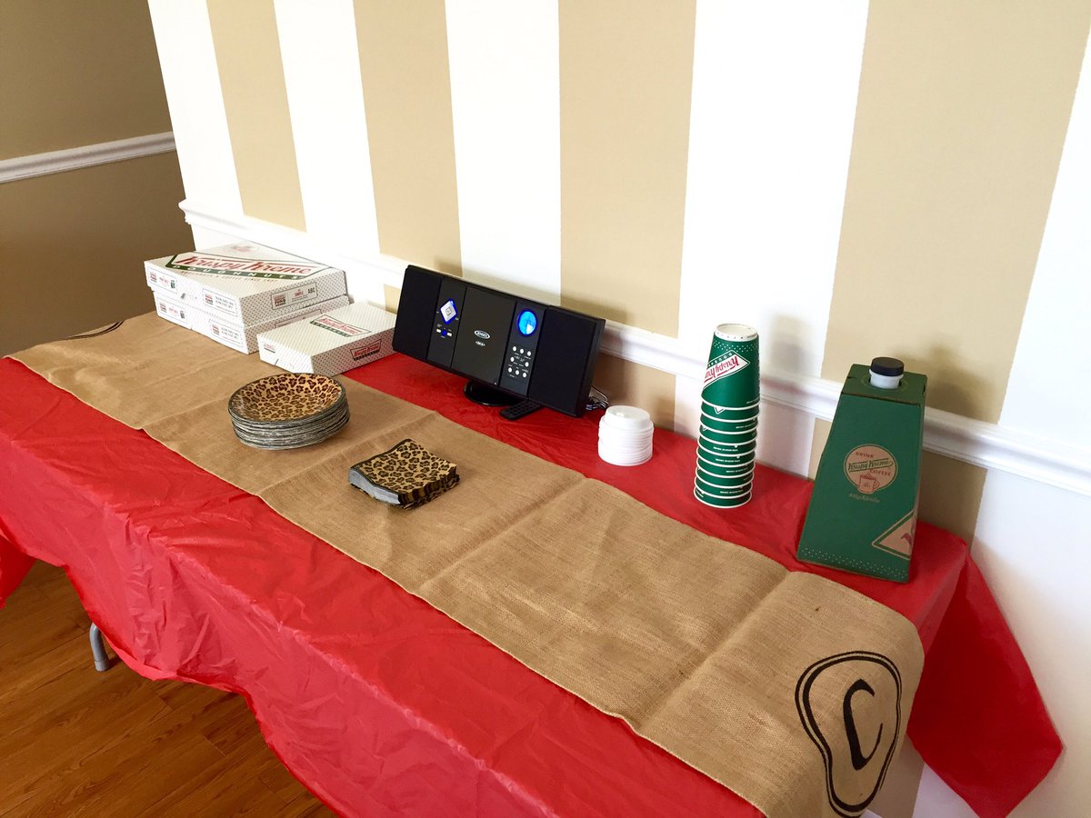 CanvazSalon's tweet photo. Come join us today as we Celebrate our Six month Anniversary. #bowlinggreenky #wku #donutsandcoffee #canvaz 🎨🎉🍩☕️ https://t.co/vEAW8zx1LR