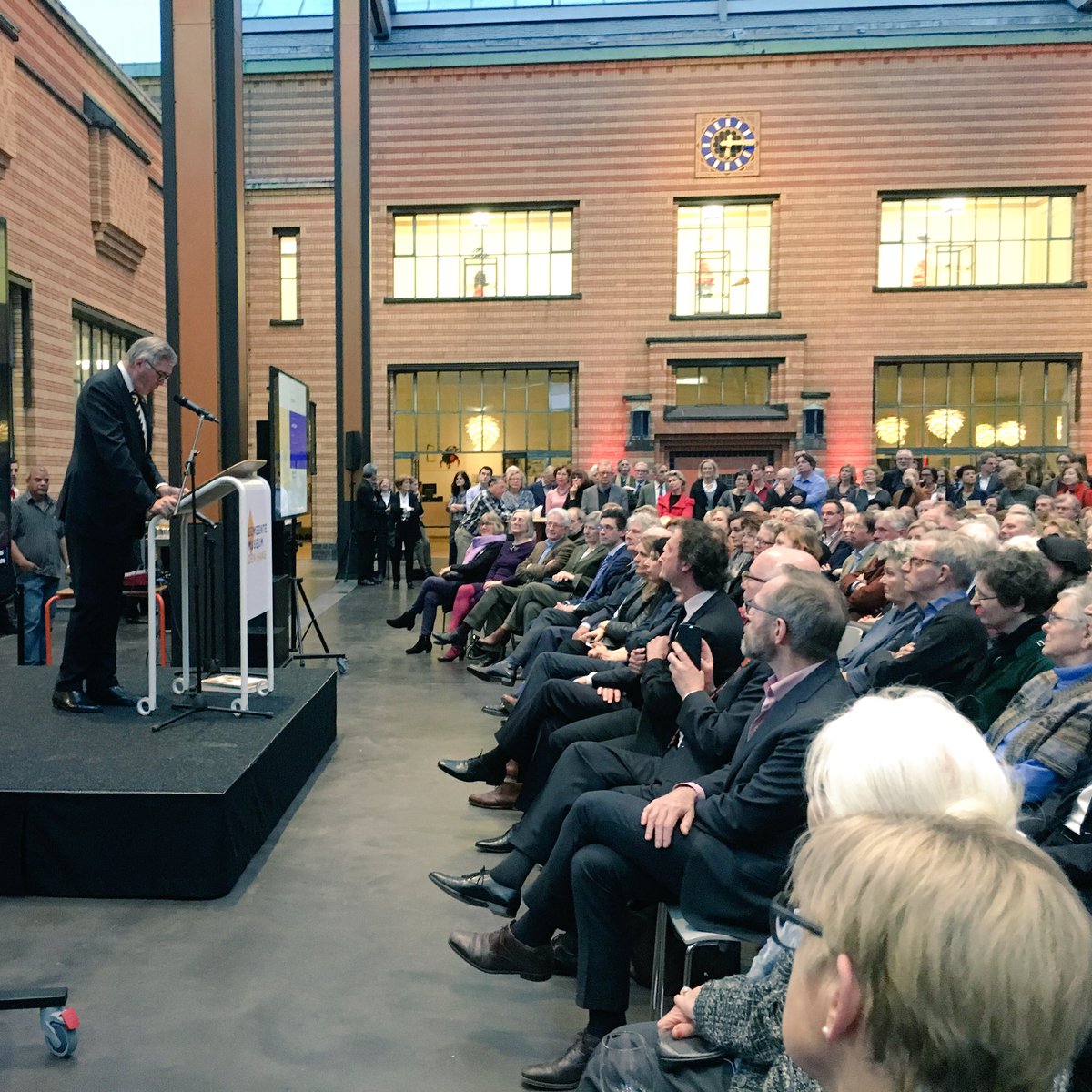 Oud-directeur <a href="/vangoghmuseum/">Van Gogh Museum</a> en <a href="/rijksmuseum/">Rijksmuseum</a> Ronald de Leeuw opent de tentoonstelling #JanToorop <a href="/gemeentemuseum/">Gemeentemuseum</a>