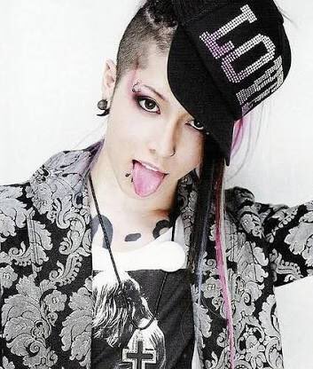 Eさんは今日も怠惰 On Twitter 今の雅 Miyavi さんより 昔のピアスぶちぶちで女の子みたいでお化粧してて派手でロン毛の雅 Miyavi さんの方がすき 年相応なんだろうけど まあゆーたの方が好き Https T Co Vr8rq2iu0p