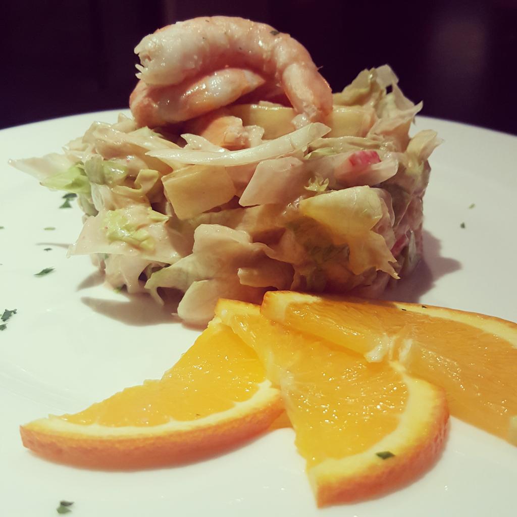 Así de rica sana y colorida es nuestra ensalada de langostino y piña #tropical #cateringisensi @catering_isensi