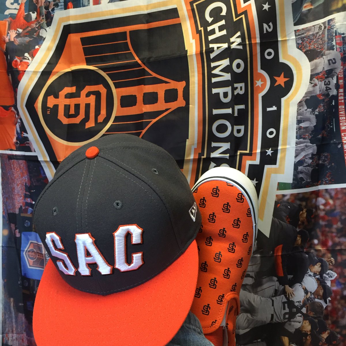 Garret_in_Sac's tweet photo. Happy #OrangeFriday from #Sactown #SFGiants fans! #ClawsUp #TogetherSFG #WeAreSF #LetsGetEven https://t.co/V0G6mhCDrK