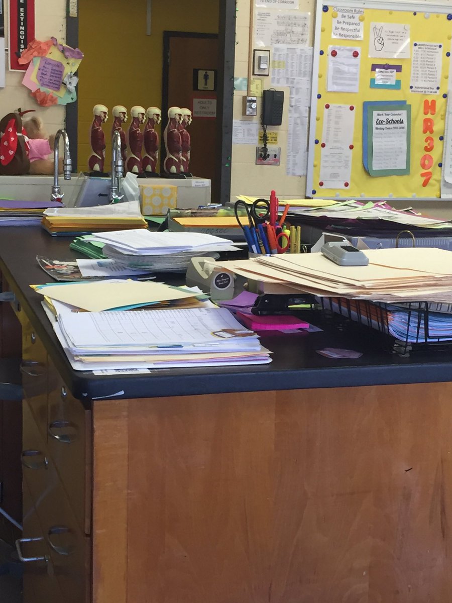 Mrs_Panycia's tweet image. #needtoclean #messydesks #science #multitasking