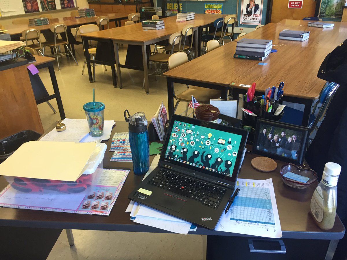 Mrs_Panycia's tweet image. #needtoclean #messydesks #science #multitasking