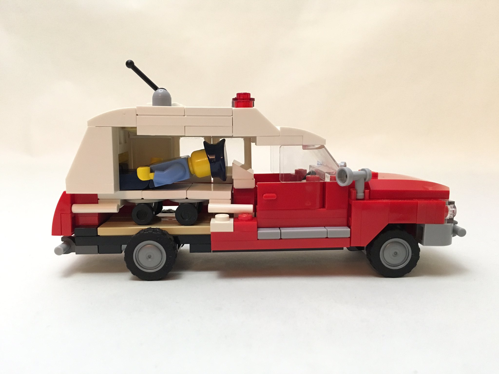 Tam 担架と患者は必須項目です レゴ純正の担架持ってないのでとりあえず間に合わせでうまい具合に収まりました 後は赤白ツートンだけじゃなく十字マーク も入れました 後ろの窓の殺し具合と フロントがアメ車臭くできたと思います Lego T Co