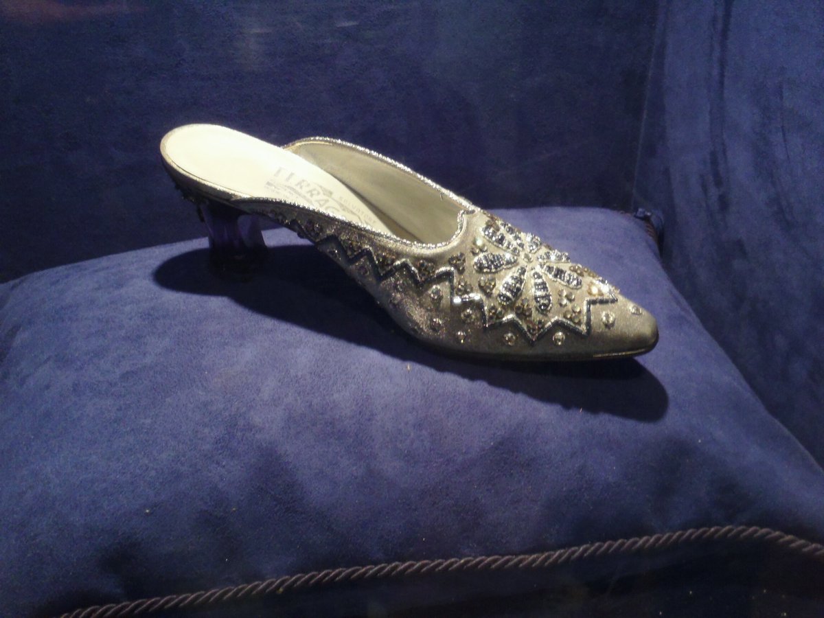 Golosi_Vi's tweet photo. La #scarpetta di #Cenerentola disegnata e realizzata da #ferragamo
A sant'AgataFeltria
#ig_emiliaromagna #ig_romagna https://t.co/iinPoH2v5Y
