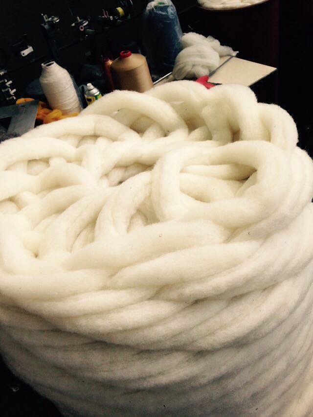 Ist das nicht besonder kuschelig? Isn't that extremely fluffy? Band mit Wolle und QMILK. Ropes with wool and QMILK.