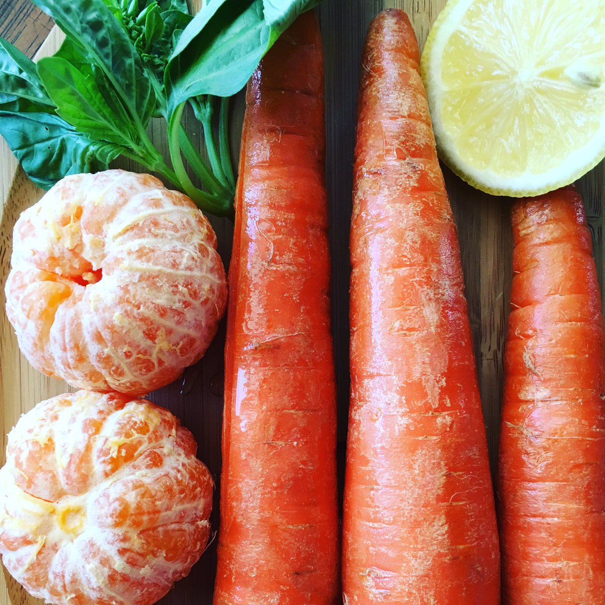 JuiceForALiving's tweet photo. #orange #juice #breakfast #energy #fresh #organic #clean #raw #cleanse #fitness #carrots #clementines #lemon #basil https://t.co/xwgM6TTatQ