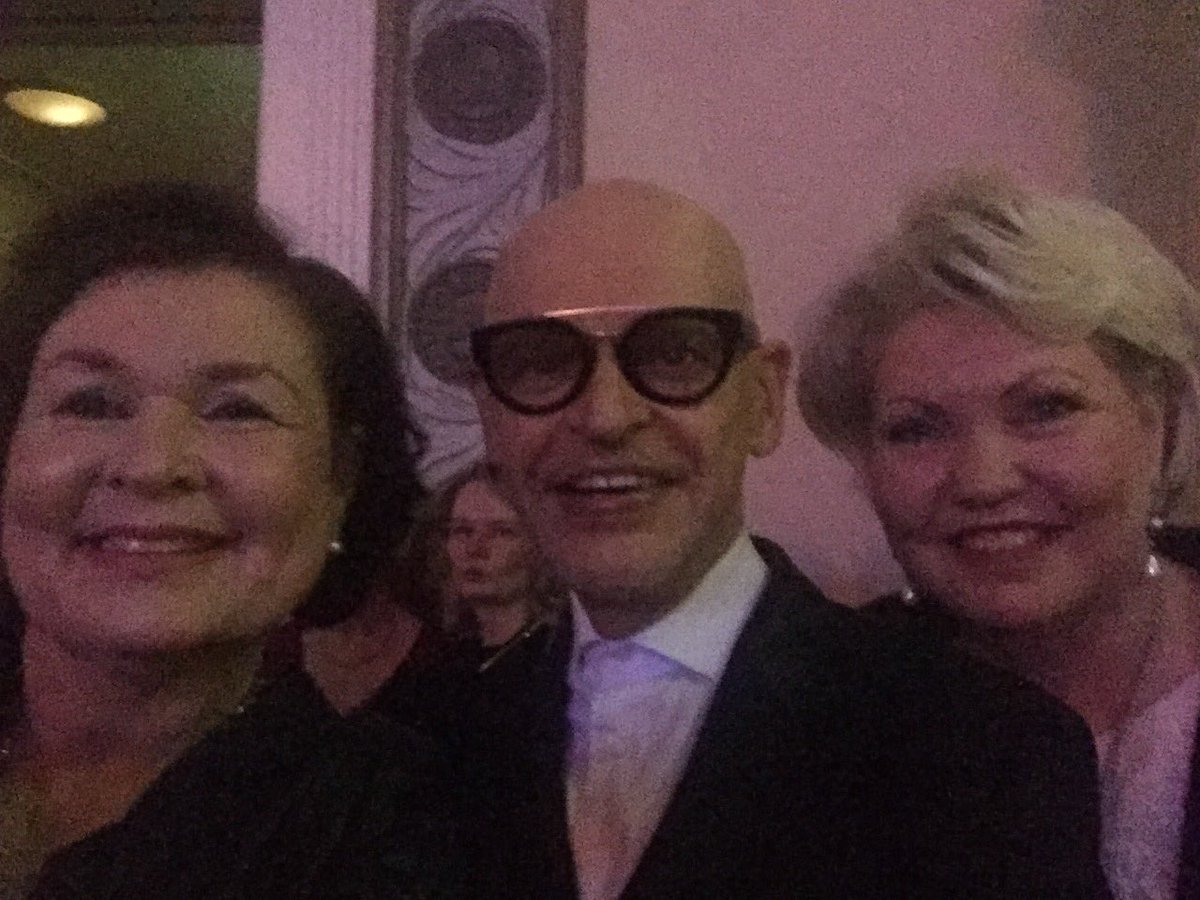 anttila_kirsi's tweet photo. #airasamulin 89v synttäridisko #Botta #jormauotinen #anneknaapi. Vanhuus ei ole sairaus. Onnea! https://t.co/m369NysYvs