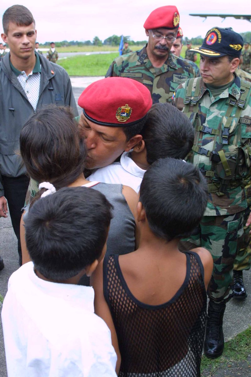 PartidoPSUV's tweet photo. Por la Patria, por nuestros hijos y por el legado que dejó el Comandante Hugo Chávez #AquiNoSeRindeNadie https://t.co/zO3lhCafYm