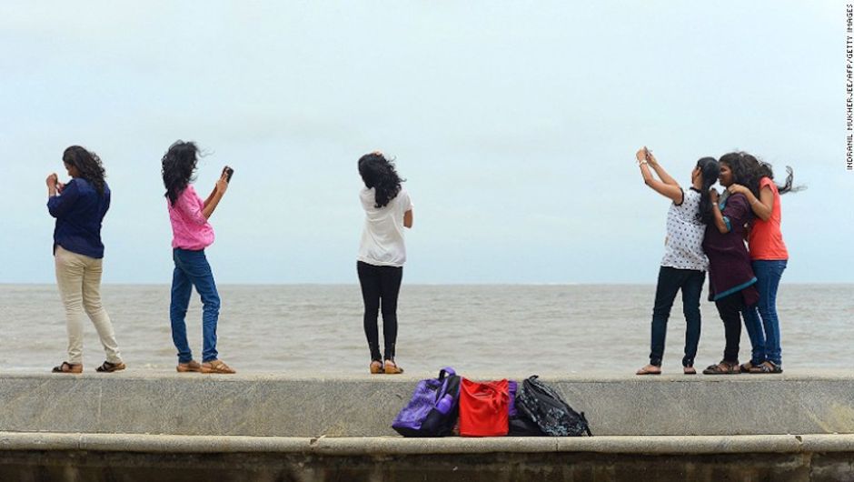 TweetForIndian's tweet photo. La India prohíbe a las personas tomarse selfies en ciertos lugares para evitar que mueran
https://t.co/OHFLnLK3YR https://t.co/GrgJJOAjeH