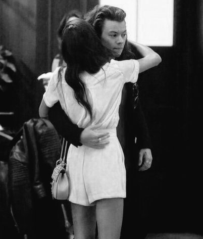 xHarryInstagram's tweet photo. Como Harry abraza a una modelo // a una fan.

#Vote1DirectionUK #KCA https://t.co/kG2akwzi49