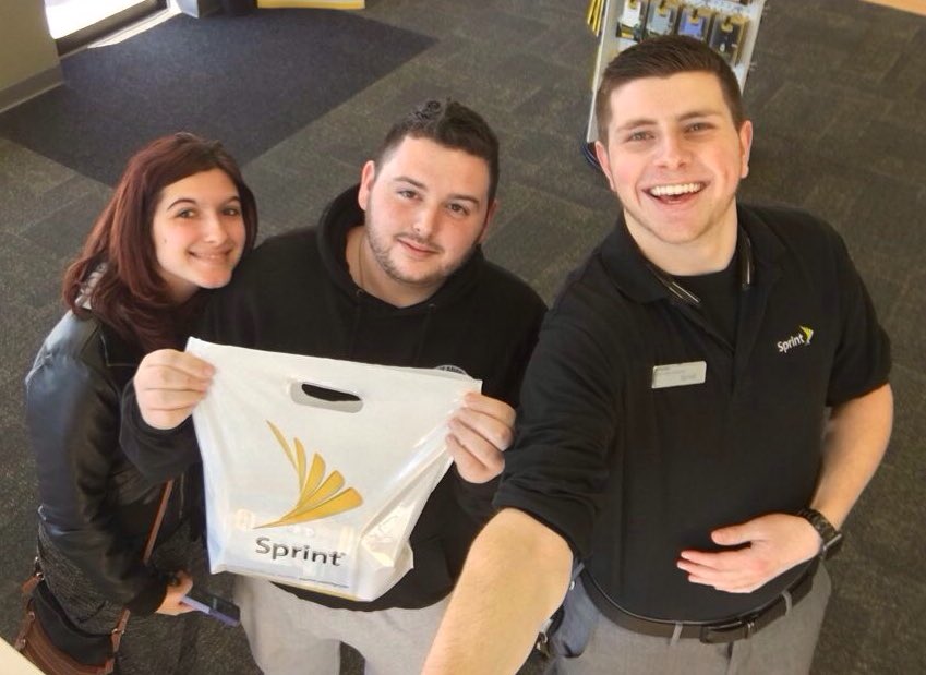 RosarioMatt's tweet photo. Couldn't be happier for Eric &amp; Kayla as they enjoy their brand new Note 5's! #Samsung @LouRossi #happycustomers https://t.co/f7bjQZQIyM