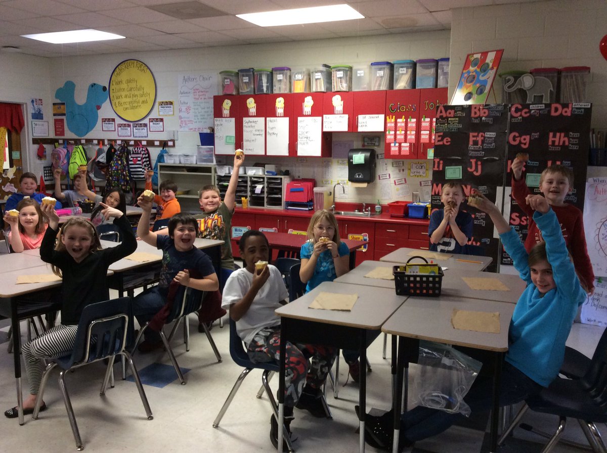 MrsClardyClass's tweet photo. Cupcakes for great behavior!!! They've been working SO hard! So proud of them! #PESTweets https://t.co/6g9tYyeqBn