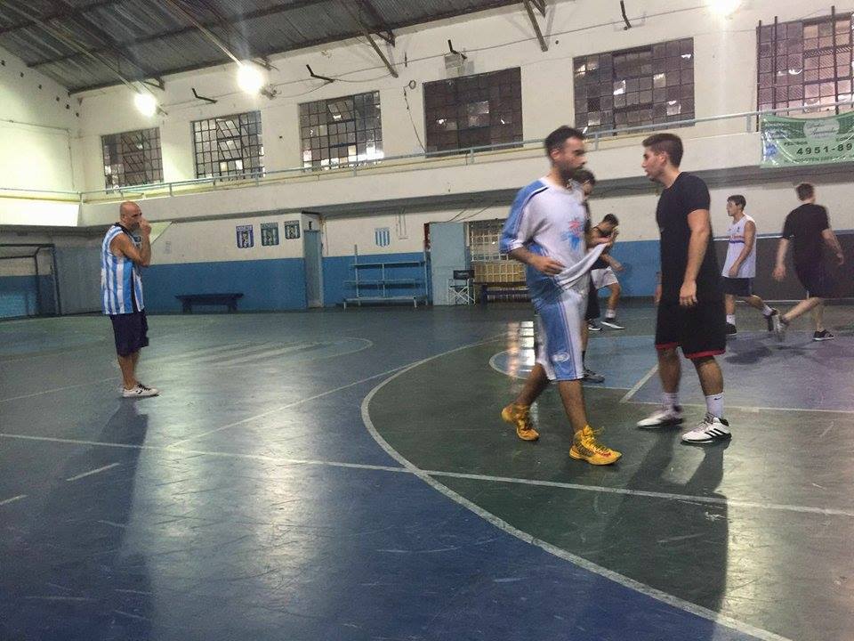 Aca varios jugadores de la facultad se encuentran entrenando con la primera de <a href="/RacingClub/">Racing Club</a>. #VamosLaUNA