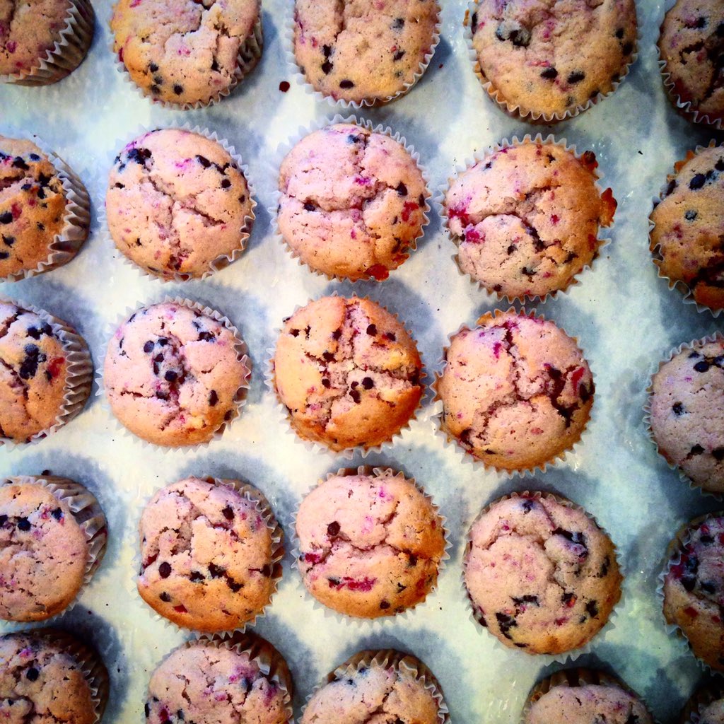 GTownCupcake's tweet image. #raspberrychocolatechip cupcakes waiting to be frosted! 😍 Coming up LIVE on #FrostingCam: TLC.com/CupcakeCam