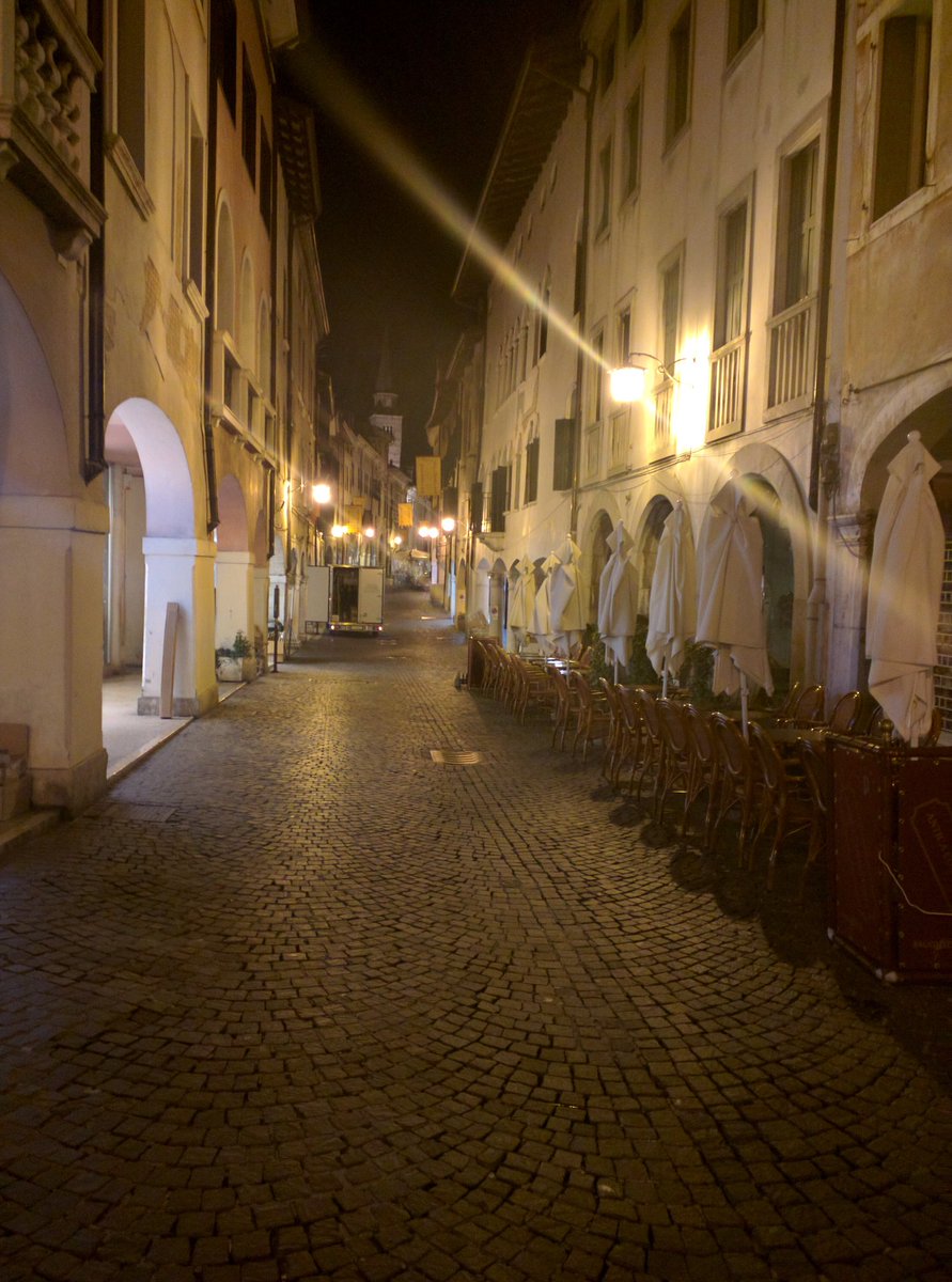 Noninfluente's tweet photo. Finalmente venerdì sera e pordenone si trasforma come Milano. Ah no. #solitudine #vuotezza #sisenteleco https://t.co/Uy2O8DACBT