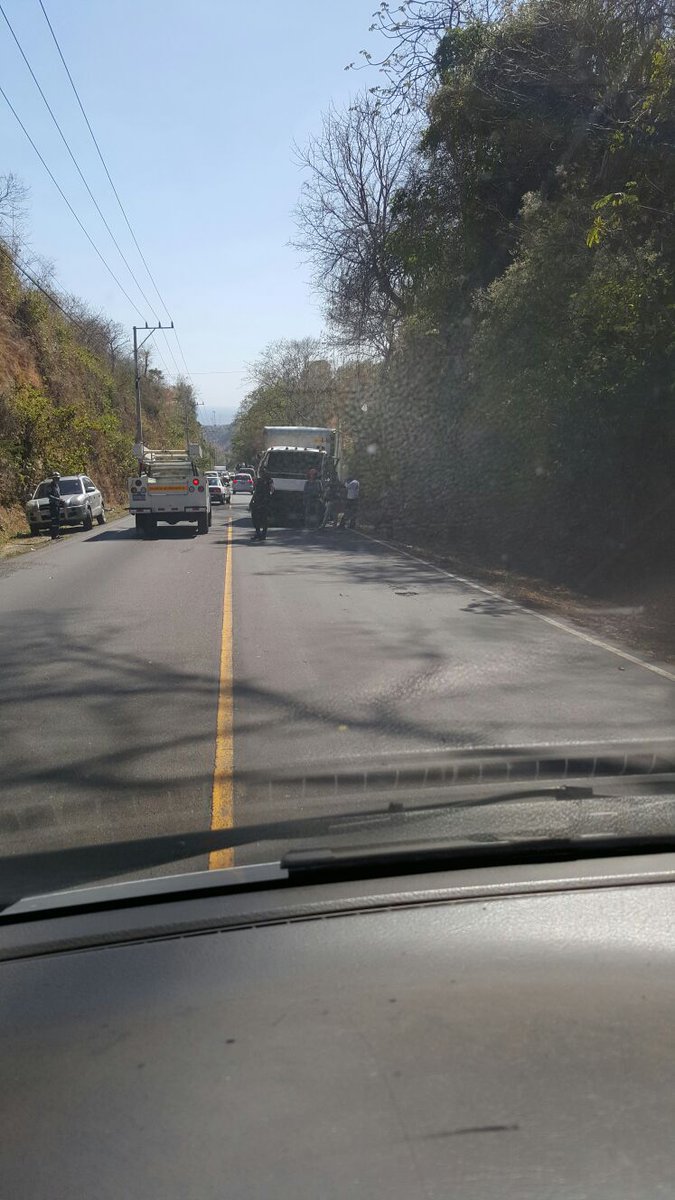 vilmapassarelli's tweet photo. @alertux @ddovia accidente carretera a La Libertad km 31Policia en el lugar. Antes de curva papaturro, bajando. https://t.co/34g6TKcuJt