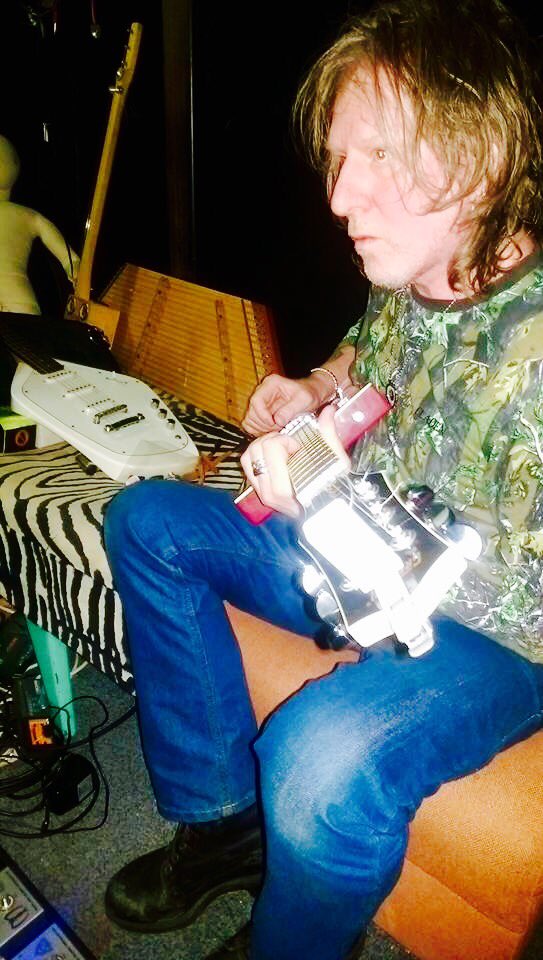 PVVSheff's tweet photo. The master #DaveFielding recording new stuff! #TheChameleons #TheReegs #TheChameleonsUK https://t.co/VajCIeafdk