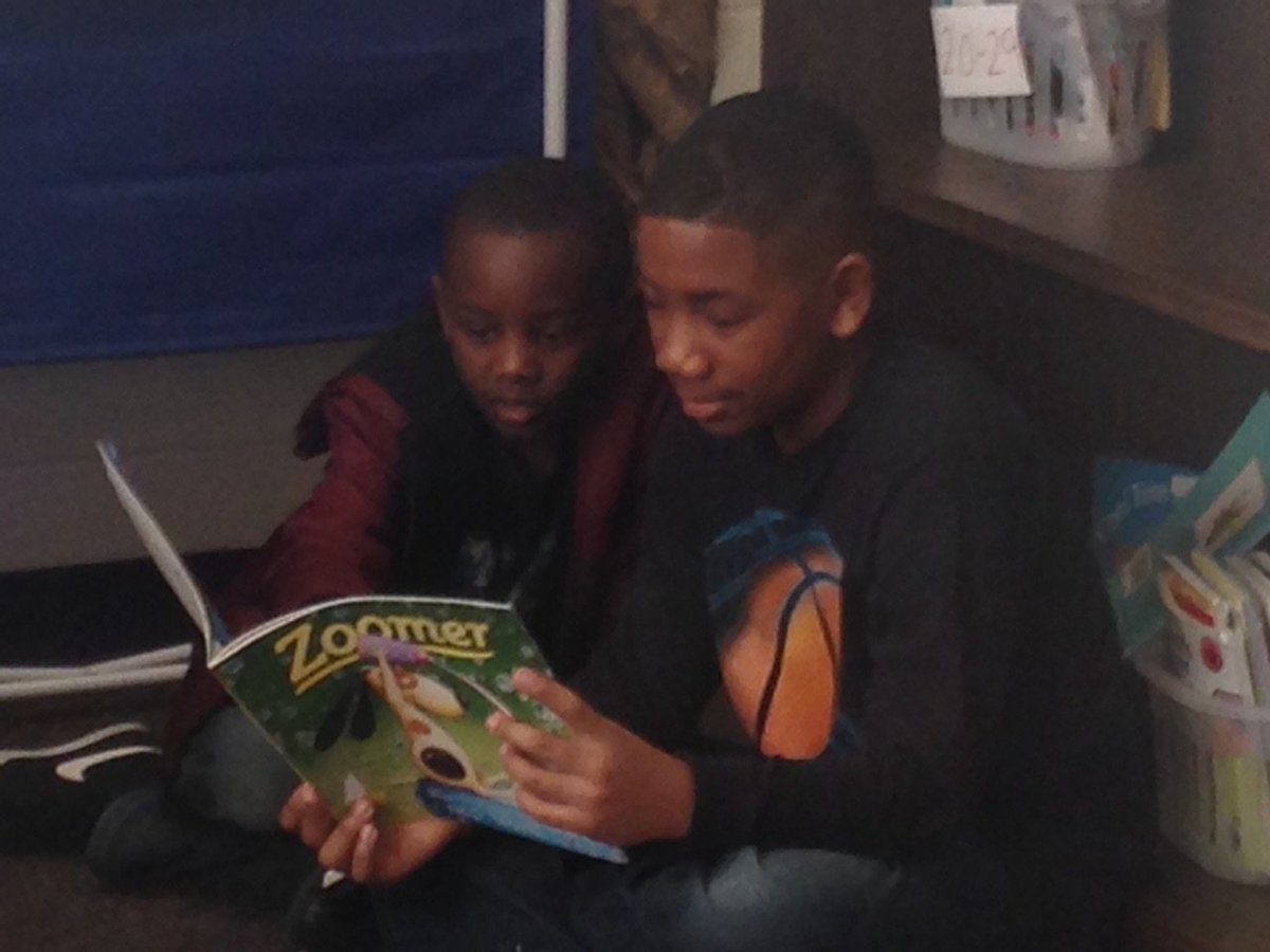 GreenwoodElem's tweet photo. 5th Grade Reading Buddies in 1st grade helping our Hornets pass over 900 AR Quizzes today! #readquest16 https://t.co/Gcbyf2CguG