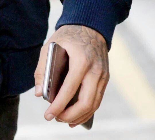 Choose_1DBRA's tweet photo. Aparentemente, Liam estaria removendo a tatuagem das rosas da sua mão.
#VoteDirectionersUK #KCA https://t.co/9xyUwmSjSI