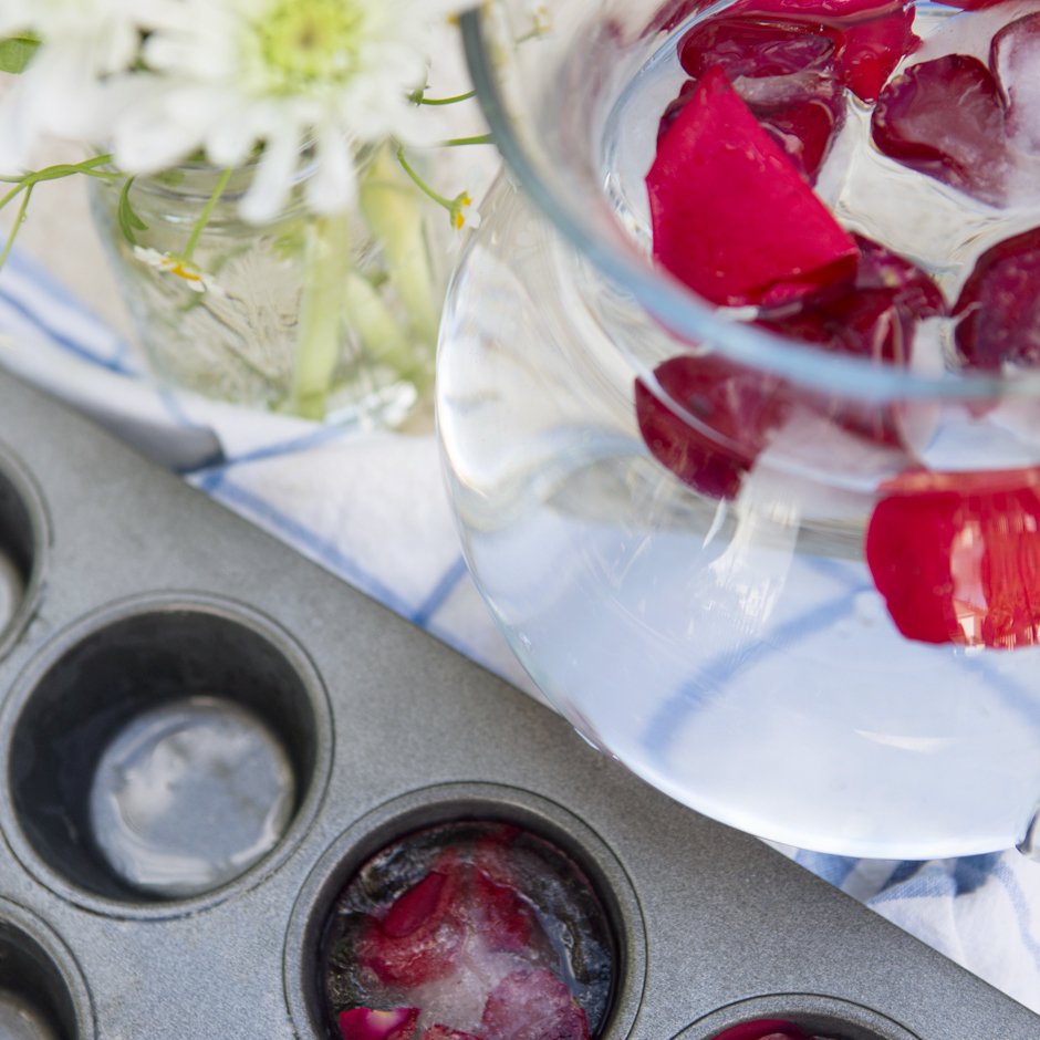 BolthouseFarms's tweet image. Impress your guests and freeze rose petals in ice cubes for a classy finishing touch #partyhack