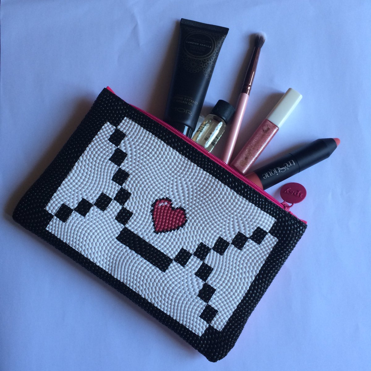 SimplySaidSM's tweet photo. Loving my Pretty in #IpsyPink #GlamBag this month! @ipsy never disappoints! https://t.co/fbHWz9LziJ