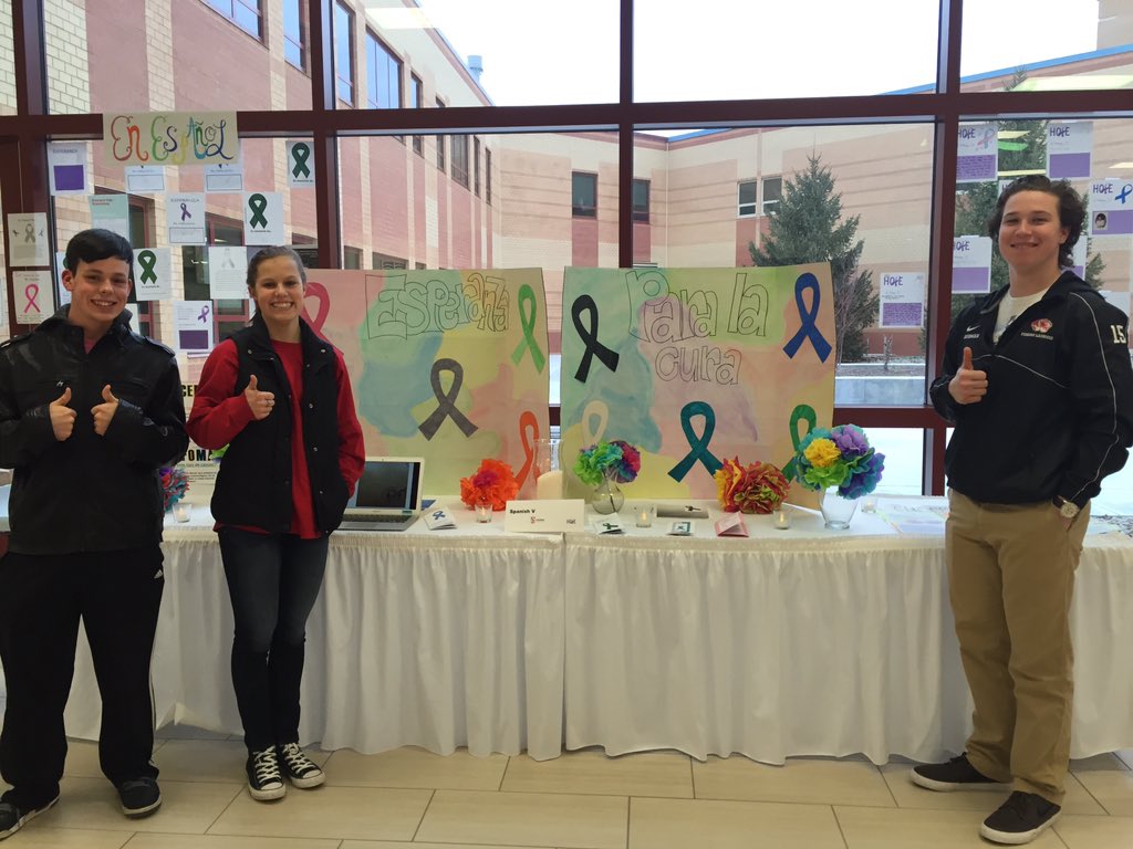 ejahns14's tweet photo. Los estudiantes tienen un gran tiempo en la Gala de Cáncer #fhsgala https://t.co/31fz2T3AGz