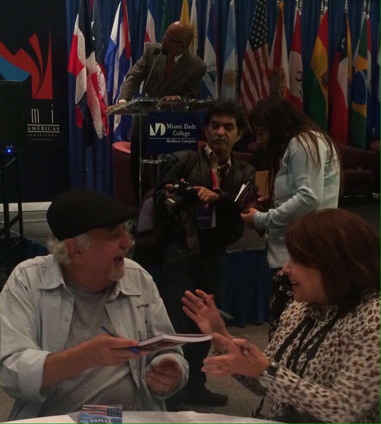 DeliaSiller's tweet photo. Interesantes temas en la #cumbremiami2016 #CumbreMarketingMiami @3737smm @Montalvo61 @AnaAbusaid @CryssG2 @Temolm07 https://t.co/NJLfmMUcoY