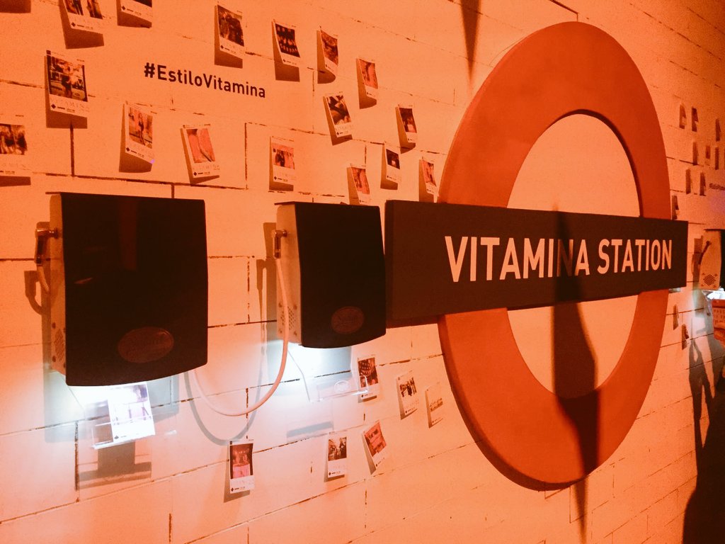 SocialPrintBox's tweet photo. Una hermosa noche londinense junto a @VITAMINAoficial en el @AlcortaShopping #BAFWEEK #moda #eventos #estilovitamina https://t.co/csA9iJPqNJ