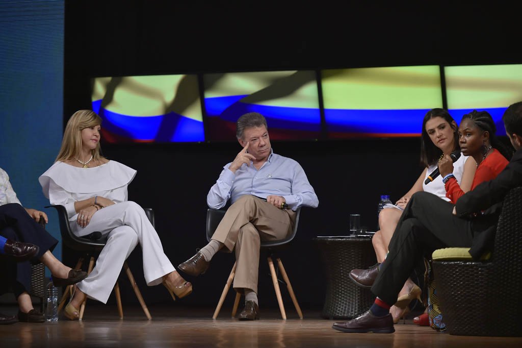 Car_Chica's tweet photo. Francia Elena discrepa: en nuestras comunidades todavía no se vive el postconflicto.
#Pacificoconversa https://t.co/XzUU8yUQHW