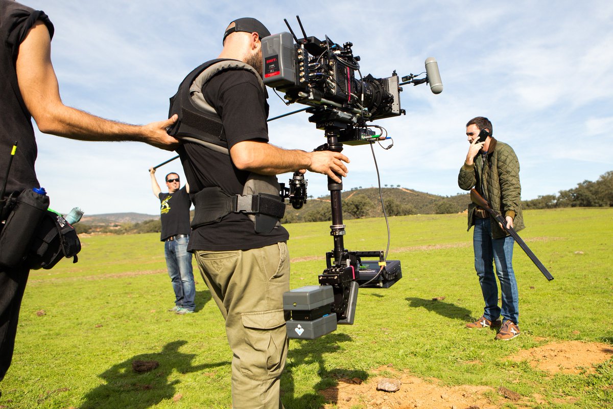 ¿Quieres ver cómo se rodó la cacería? Más fotos de #makingof de #AllíAbajo3 en facebook facebook.com/alliabajo