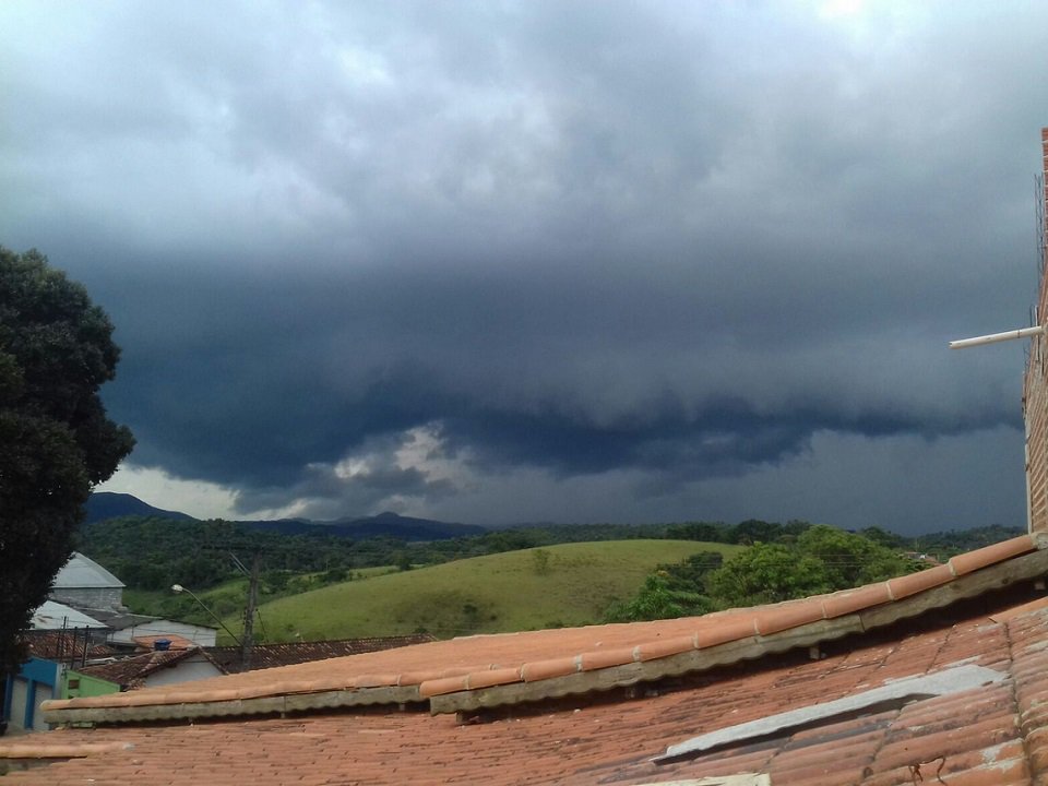 deolhonotempo's tweet photo. #Temporal com frente de rajada avançando por #Guapiara, SP https://t.co/Fgrmg6PqNc https://t.co/wPrRJqrpje