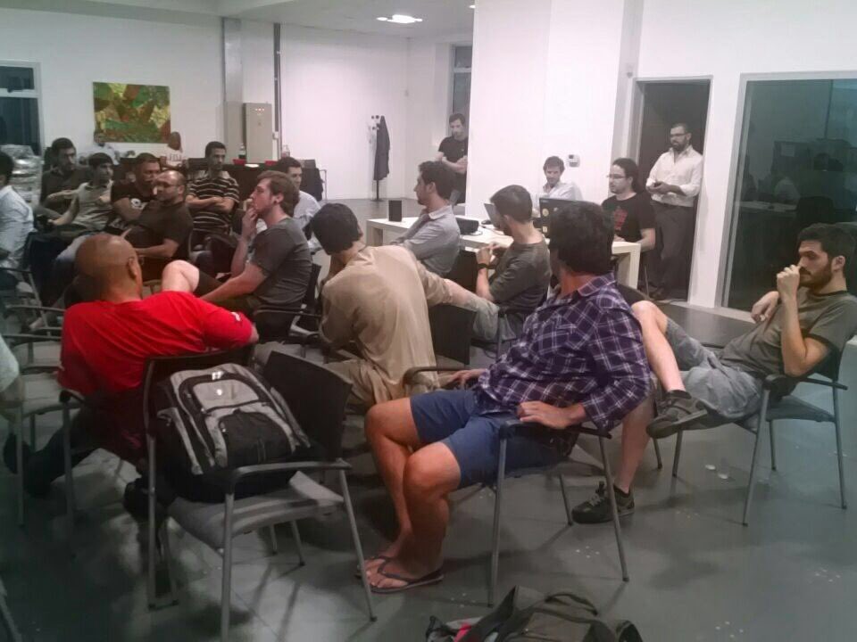 LaravelBa's tweet image. Bocha de nerds saliendo de ActiveRecord mientras entran en DataMapper. 🏃💨