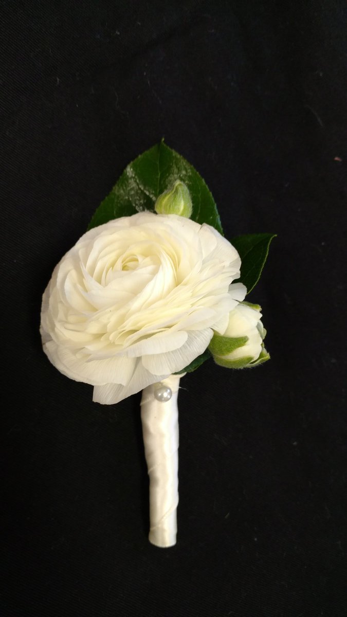 FlowerCottageSC's tweet image. The perfect early spring boutonniere for our groom tomorrow...ranunculus beauty!