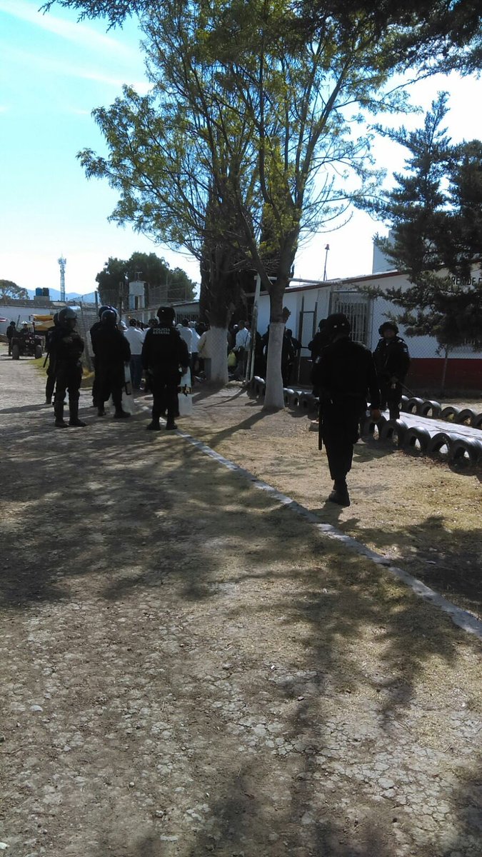 Catean Cereso de Pachuca. Aseguran armas blancas y solventes - CcLO5TgUEAE8vJ6