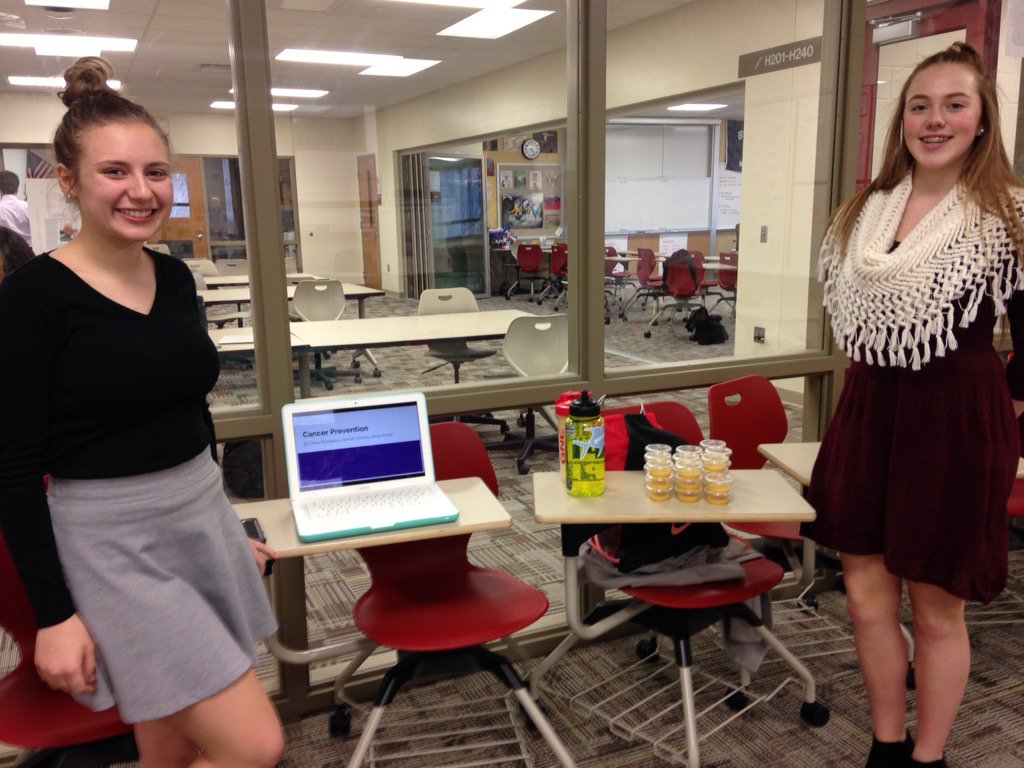 tsnyd711's tweet photo. FHS Biomed students presenting research on foods that prevent or even starve cancer cells. #FHSGala #invested https://t.co/QwwWRCvSPb