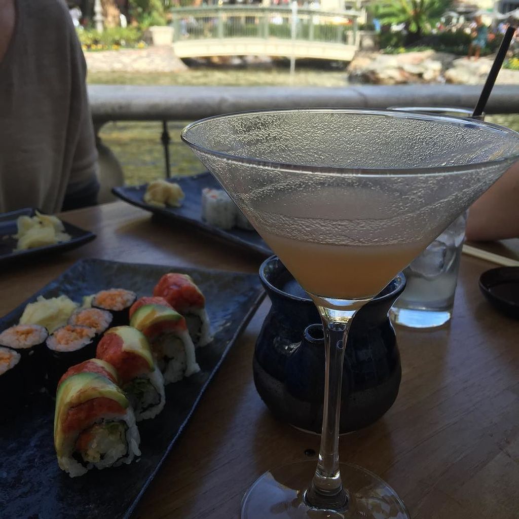 myfashiongroove's tweet photo. Lunch time! #sushi #cocktails #shoppinginLA https://t.co/vQ15jlYKwS https://t.co/MzHFUdeklM