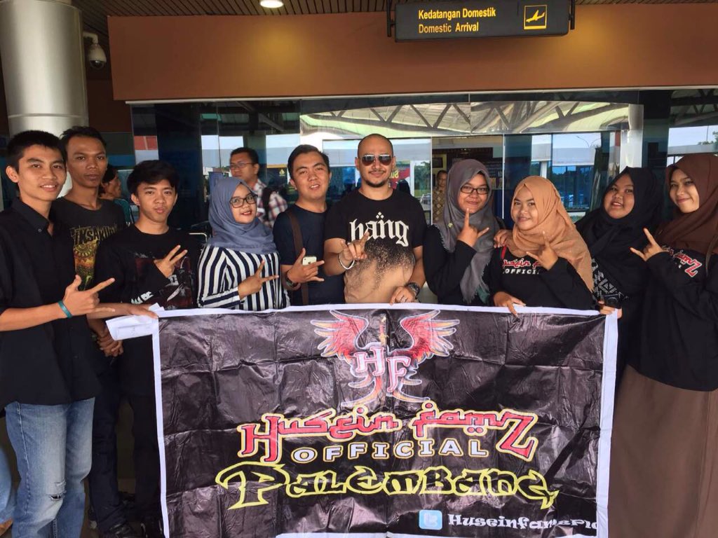 HuseinFamzPLG1's tweet photo. Huseinfamz palembang jemput bang @HuseinIDOL8 at Bandara SMB II Palembang 😘😘 https://t.co/OeiqT6qc70