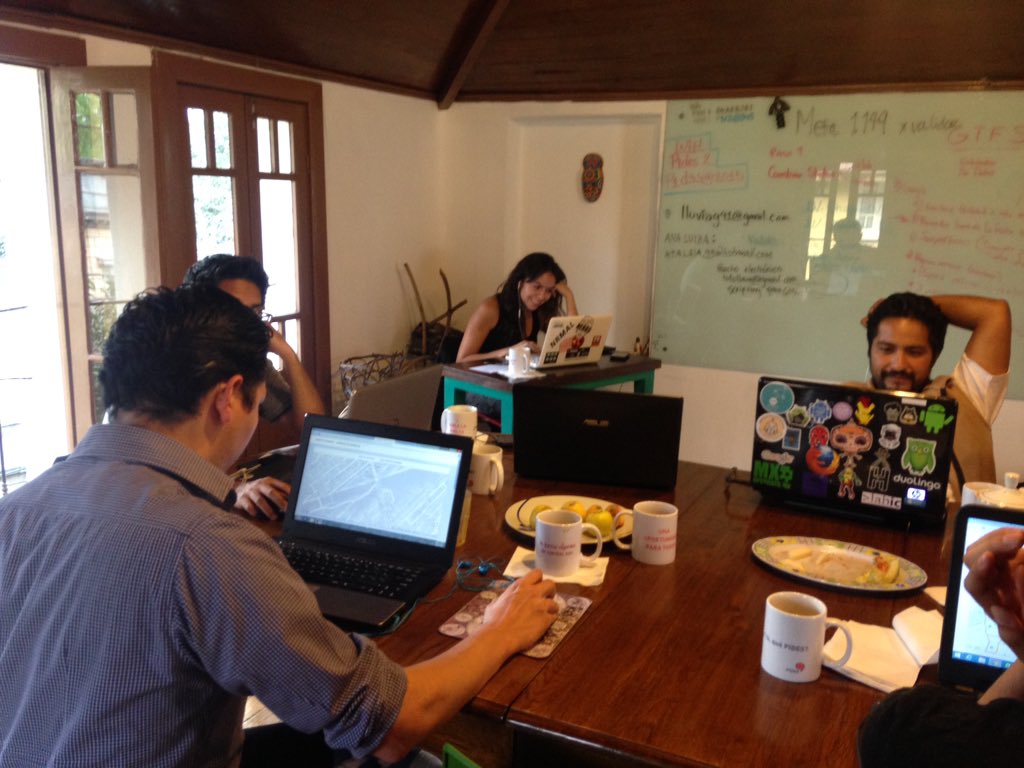 ITDPmx's tweet photo. Seguimos trabajando en la validación de datos de @MapatonCDMX con el equipo de voluntarios 🚍🚍🚍 https://t.co/jXCOR9vG5A