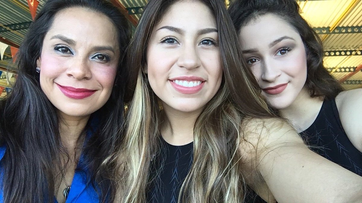 CoachAmericas's tweet photo. Just a fun picture with a couple of the Americas girls. @Americas_HS @estradal38 https://t.co/syw70yc24t