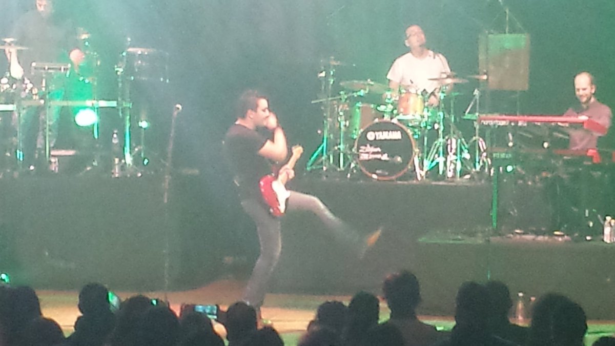 Gracias <a href="/OscarRosendePaz/">Óscar Rosende🔻</a> y @bROTHERSiNbAND1 por venir a Granada y hacernos disfrutar. A volver pronto